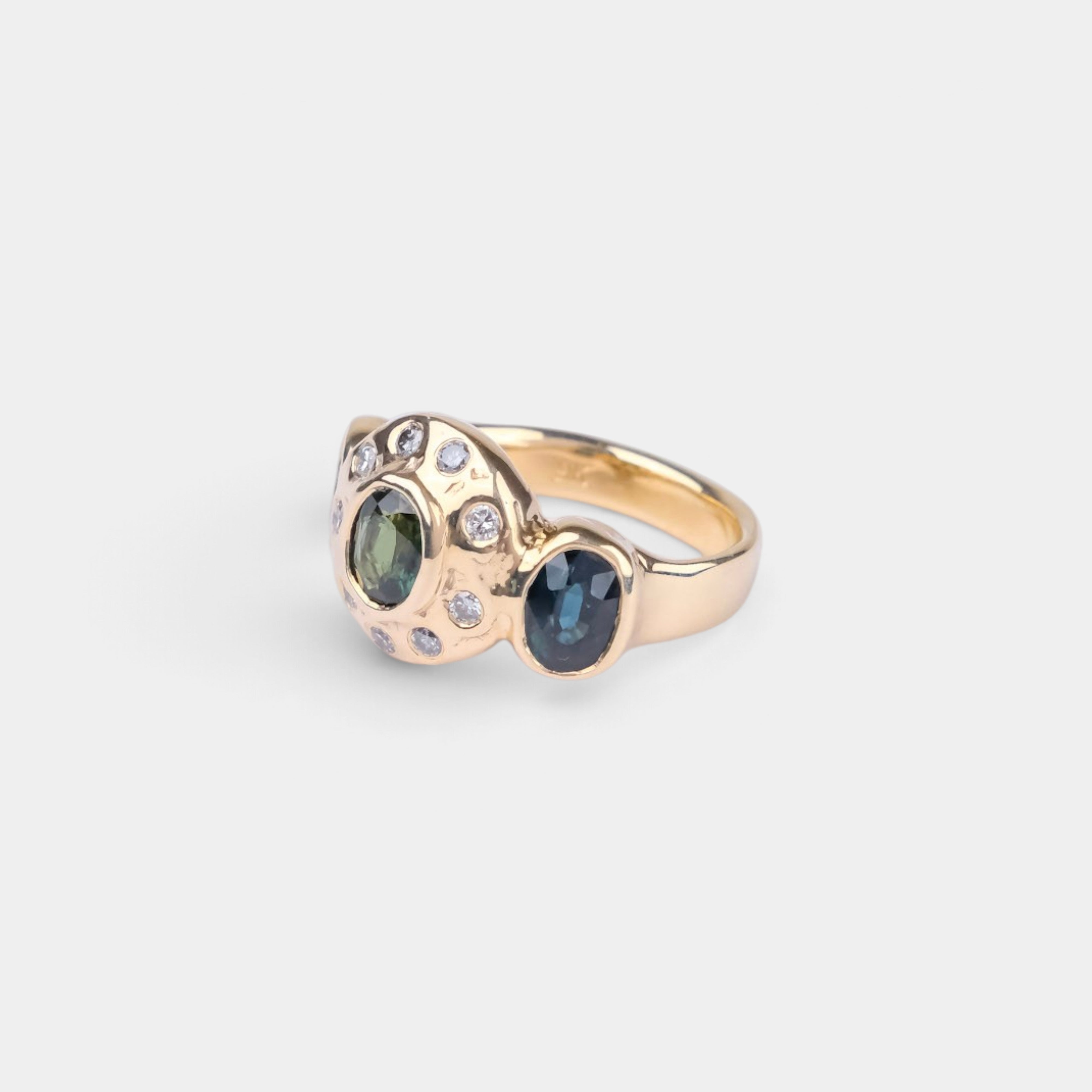 World On Wheels Ring